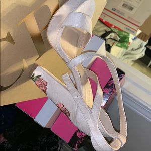 Nude heels with roses